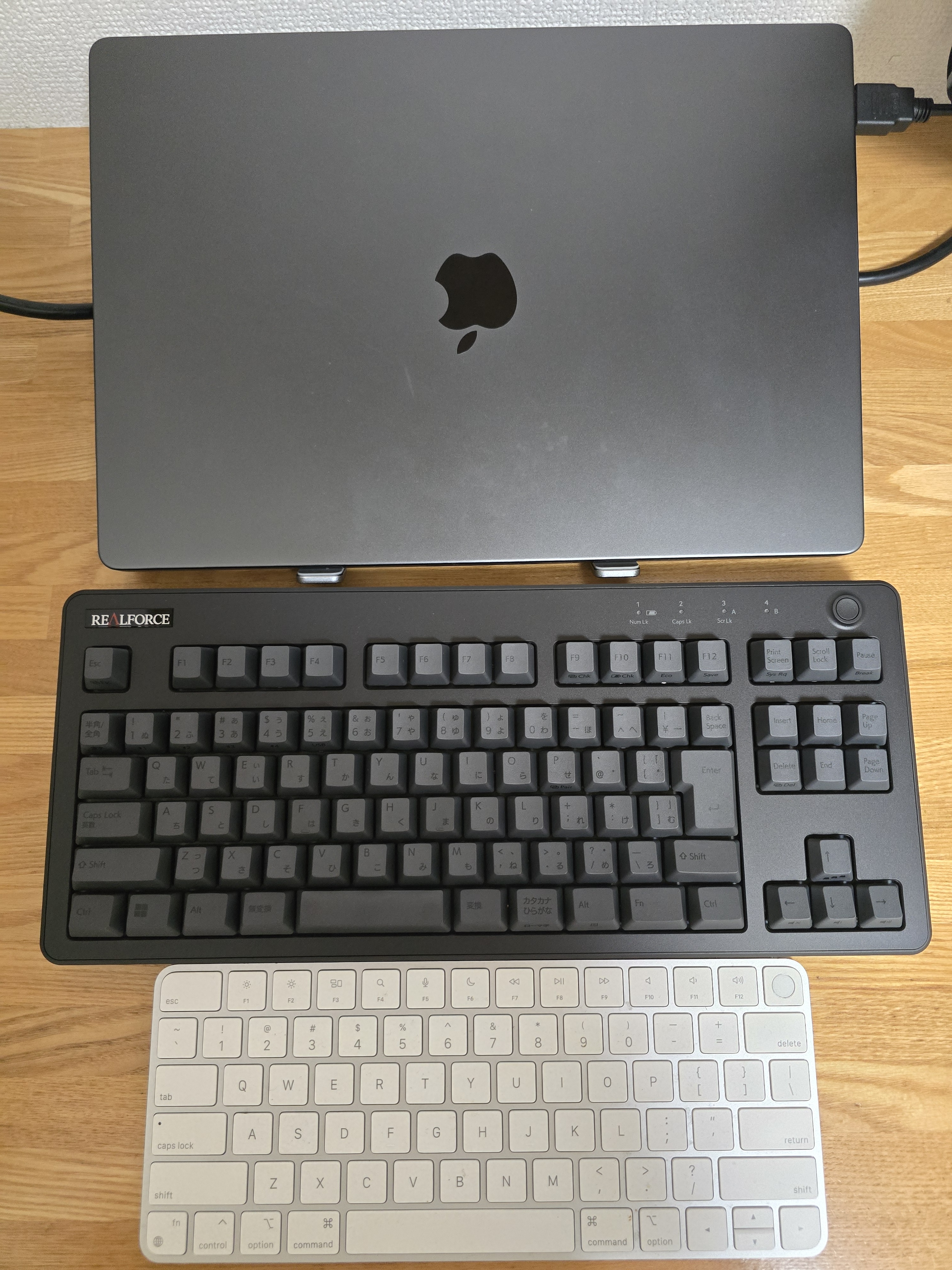 16インチのMacBook及びMagic Keyboardとの大きさ比較 RealForceの写真